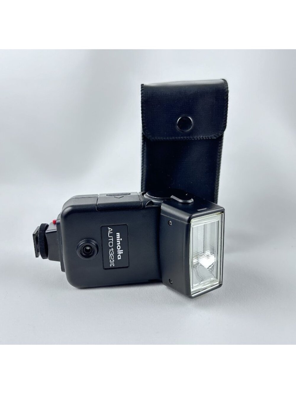 Minolta Auto 132X electronic flash with Pouch